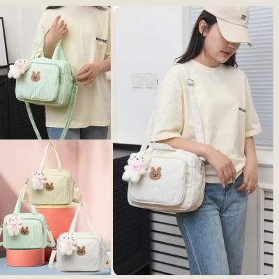 sac-à-langer-blanc-jaune-vert-peluche-ours-rose
