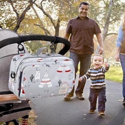 sac-a-langer-cactus-attaches-poussette-papa-bébé-sourire-parc